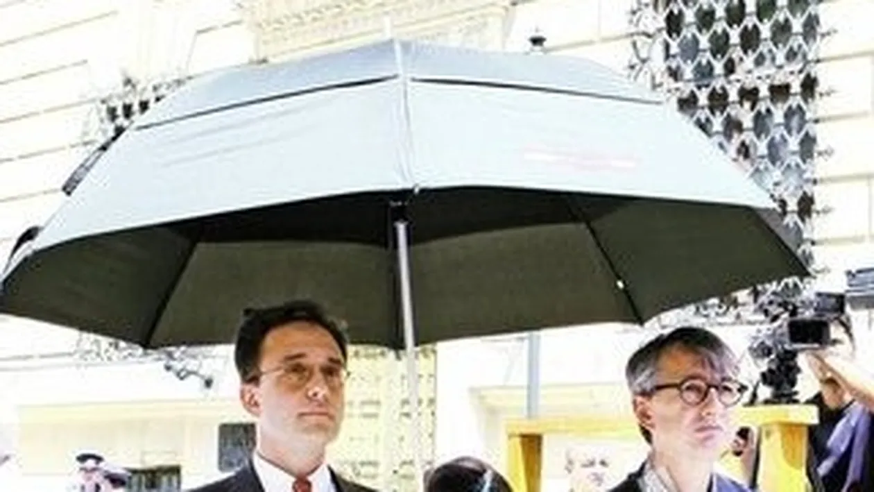 Aparare mai putin ortodoxa impotriva razelor ucigatoare! Patapievici, un intelectual protejat de umbrela Domnului