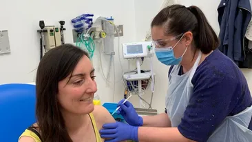 Cum se simte prima femeie care s-a vaccinat contra COVID-19: „Nimic nu se compară cu senzația”