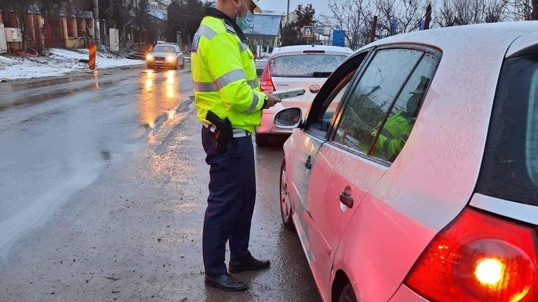 S-a ales cu dosar penal după ce a lovit 12 mașini! Bărbatul s-a urcat beat și fără permis la volan