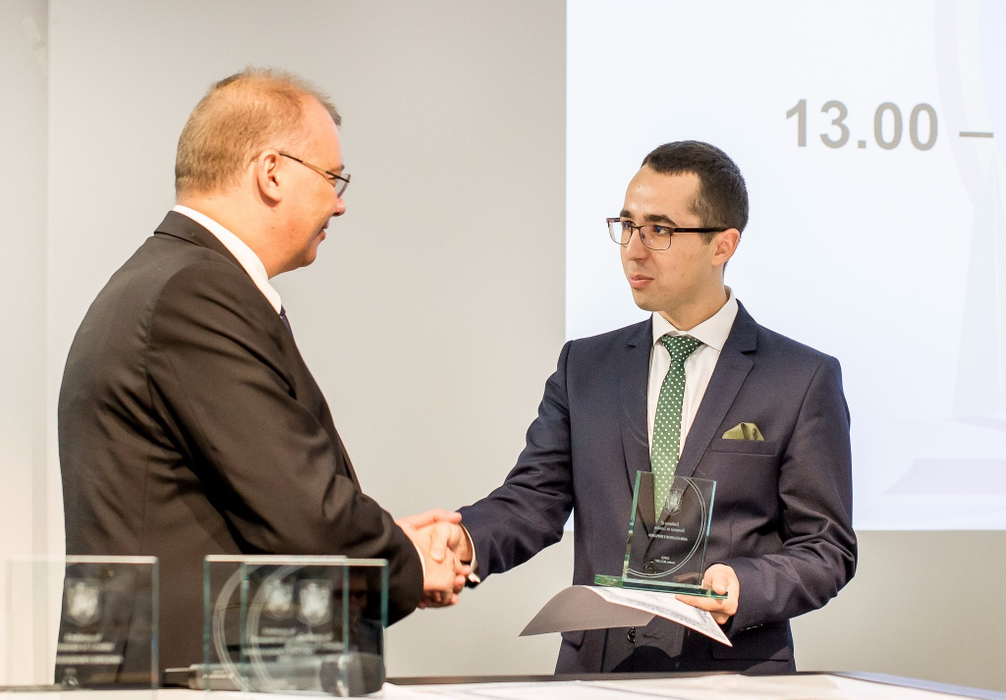 Andrei, premiat de ambasadorul României în Regatul Unit, Dan Mihalache