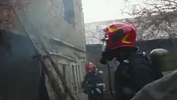 Incendiu de proporții în Dâmbovița! Pompierii se luptă de mai bine de o oră cu flăcările