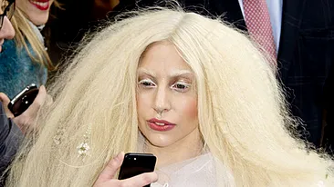 Lady Gaga s-a transformat intr-o papusa Barbie! In sfarsit ma simt bine in pielea mea. Schimbarea este socanta