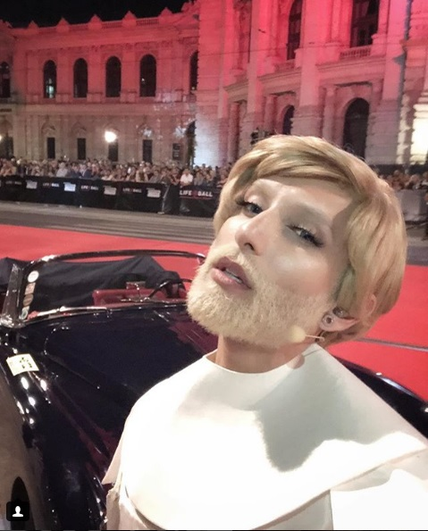 Conchita Wurst și-a schimbat look-ul radical și și-a pus extensii. Nu o recunoști pe câștigătoarea “Eurovision” 2014
