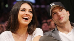 Mila Kunis si Ashton Kutcher vor deveni parinti! Uite cum s-au dat de gol cei doi actori!