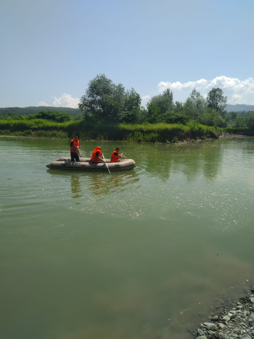 Pompierii l-au căutat pe copil cu o barcă pneumatică