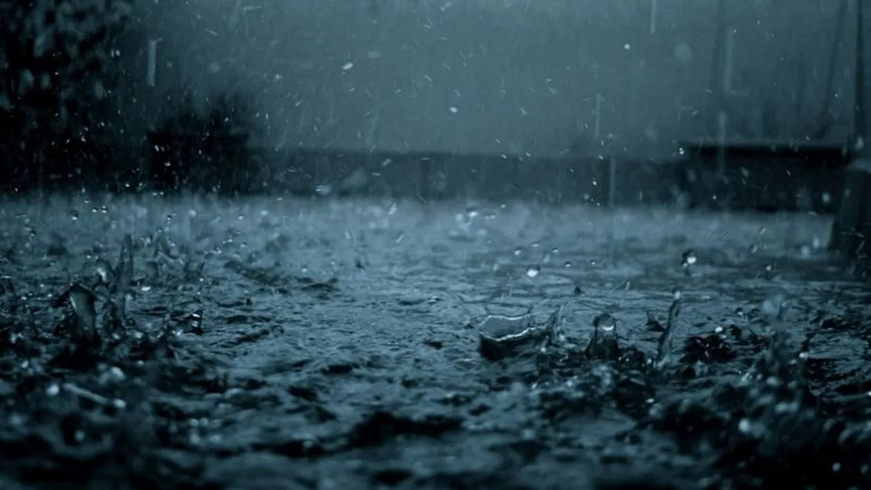 VIDEO. Dacă plouă, e haos în București! Ce s-a întâmplat cu un autobuz STB