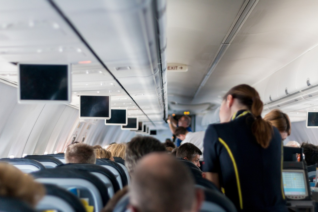 Există riscul la ținutele din alte materiale decât bumbacul, să vă expună riscului în caz de incendiu în avion (Foto: Pixabay)