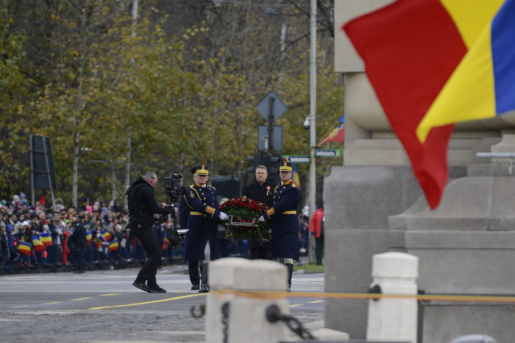 Klaus Iohannis a venit fără soția lui la parada militară din București. Gestul făcut de Carmen Iohannis pe Facebook înainte de Ziua Națională a României