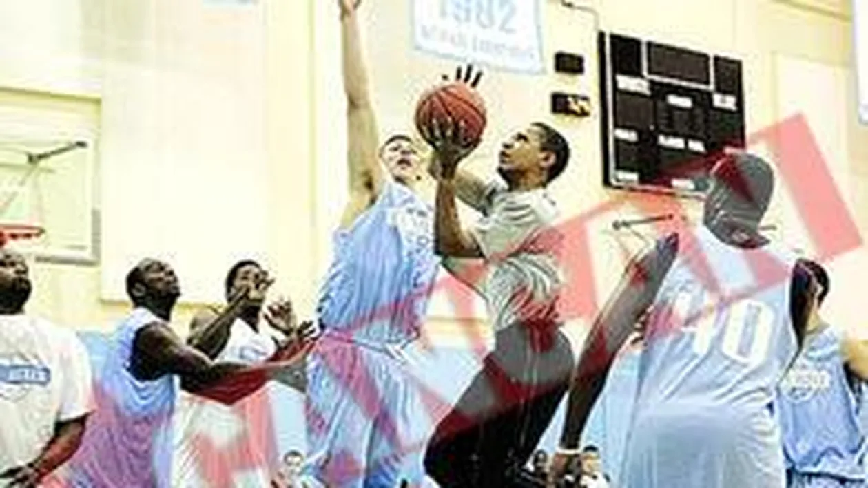 Obama isi face teren de baschet la Casa Alba