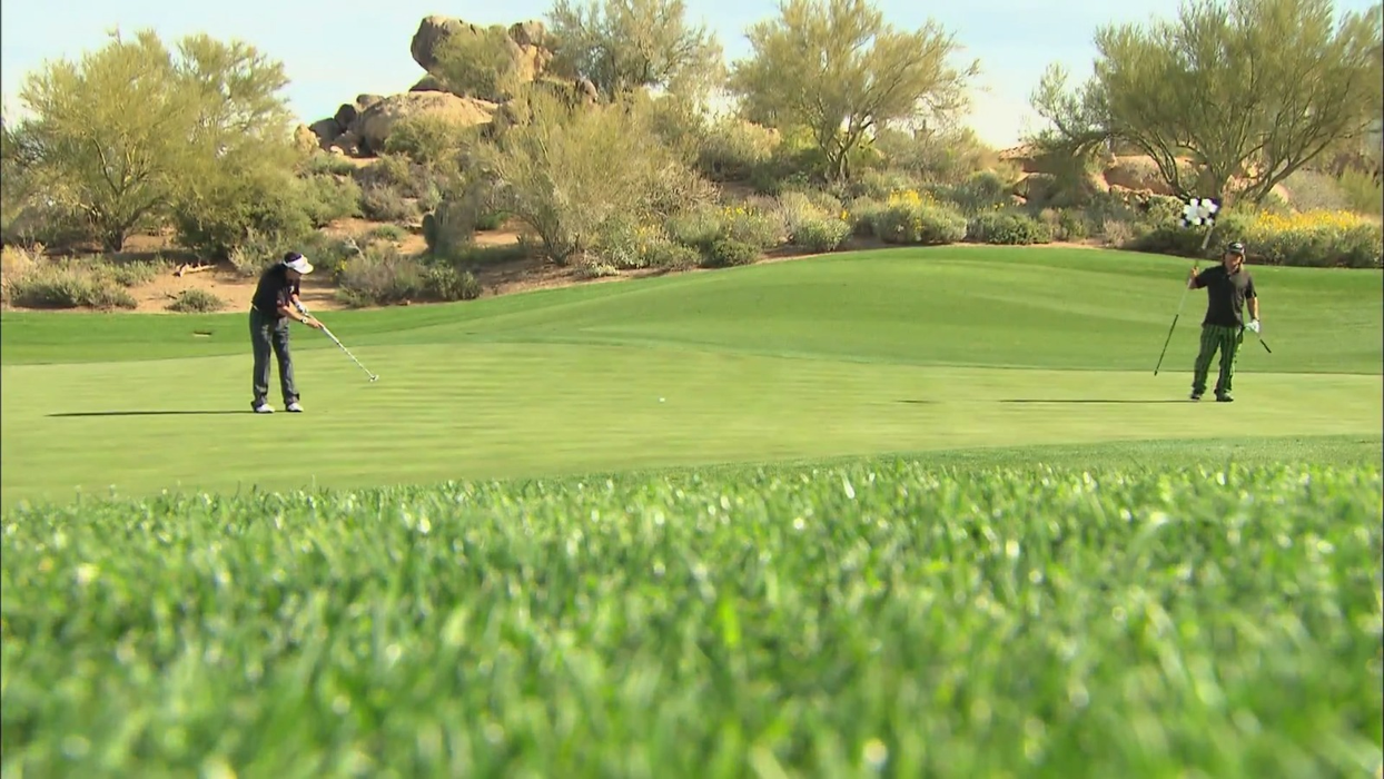 Alice Cooper a învins viciul băuturii pe terenul de golf