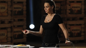 Noua casnica de la MasterChef e delicioasa! A pozat cu picioarele desfacute, cu fundul la inaintare si cu sanii perfect rotunzi!