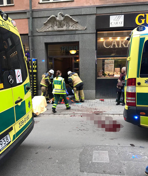Tragedia a lovit din nou! Un camion a intrat din plin într-o mulţime de oameni, în Suedia!
