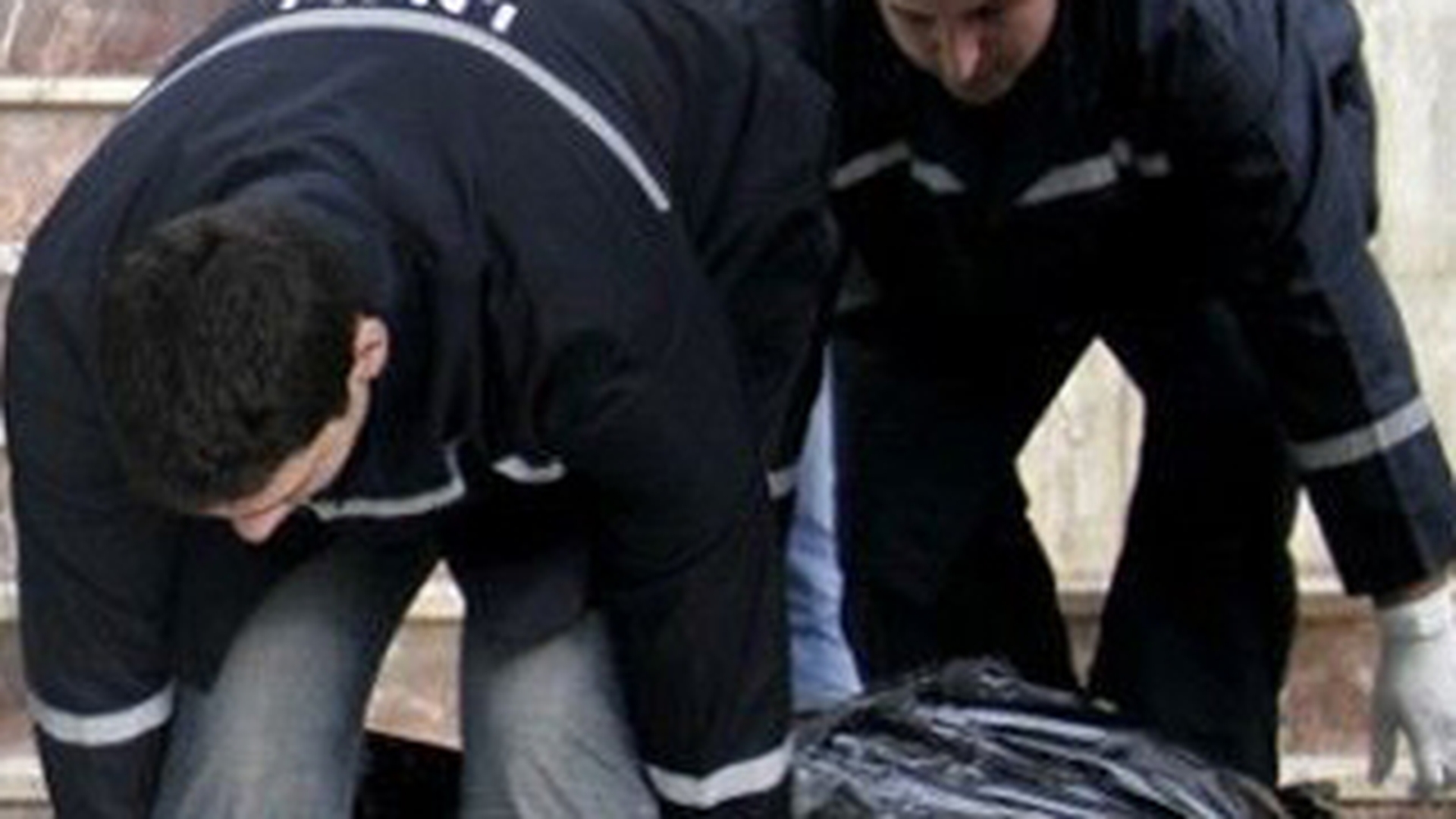 CAZ INCREDIBIL! O mama si fiul sau au fost gasiti morti de foame in casa!