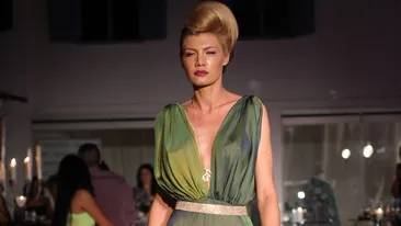 Moment penibil pe podium! Fosta concurenta Next Top Model, Madalina Barbu, s-a tras de chiloti in loc sa zambeasca la camera