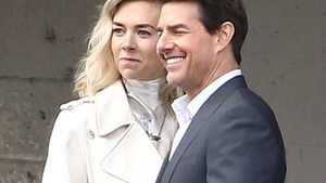 Tom Cruise, surprins în ipostaze tandre cu noua iubită! Nu s-a mai putut abţine şi i-a făcut asta în plină stradă