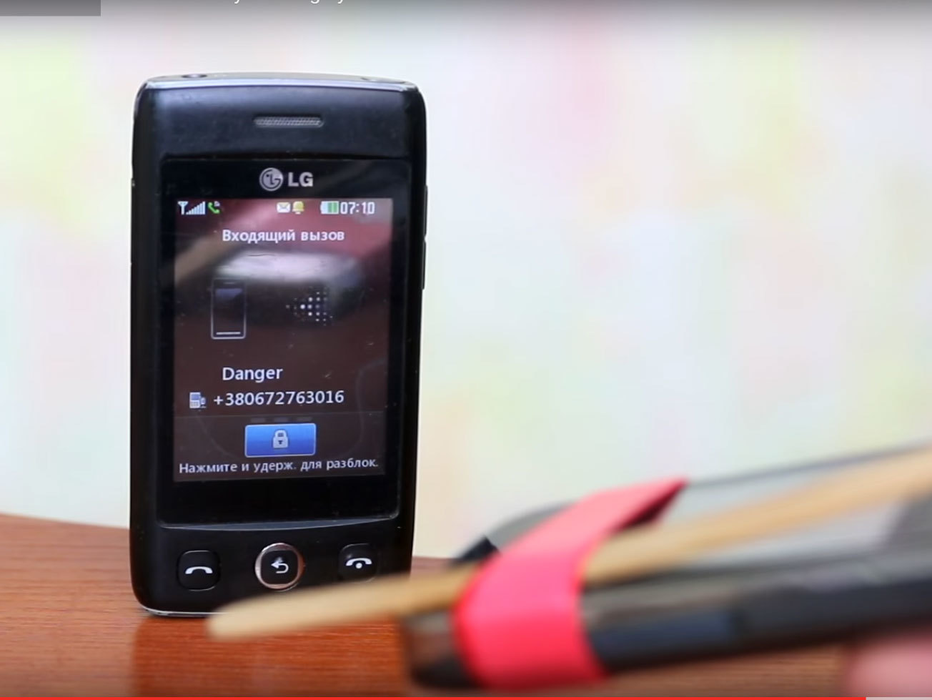 VIDEO. Cum să-ţi faci o alarmă pentru locuinţă folosind un simplu telefon. Este uimitor de SIMPLU!