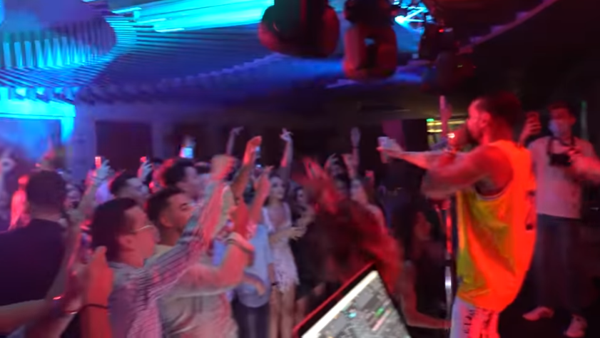 Amenzi drastice la un majorat unde a cântat Dorian Popa. Tinerii s-au înghesuit lângă artist şi nu au păstrat distanţarea socială