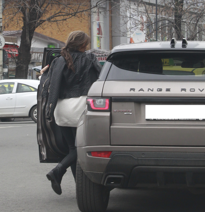 Raluca Hogyes are liber la cardul şi maşina iubitului