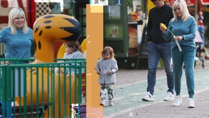Elena Udrea a făcut baloane în parc pentru fetița ei. Soțul s-a ocupat de poze, iar bunica a cărat “proviziile” într-un rucsac roz