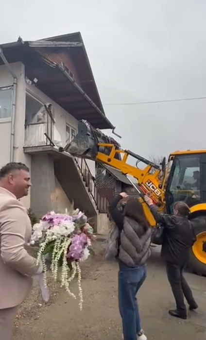 Nu e un banc! Cum au fost scoasă din casă această mireasă, în ziua nunții