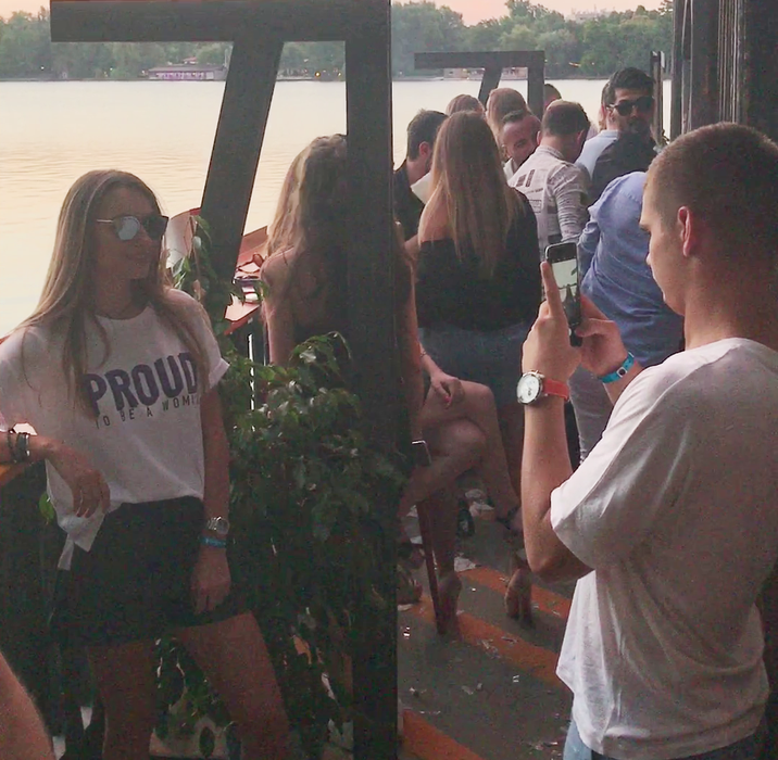Răzvan Marin a făcut pe fotograful în club pentru iubita lui, însă, din păcate, fata nu a fost mulţumită