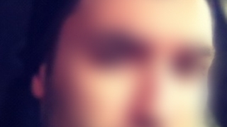 Smiley este deprimat din cauza vremii sau sufera din dragoste? Uite ce fata suparata are artistul! Voi ce credeti ca a patit?