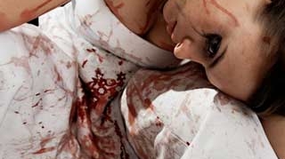 Sete de sange! Iubitul i-a sfartecat gatul si toracele in fata fiicei de patru ani!