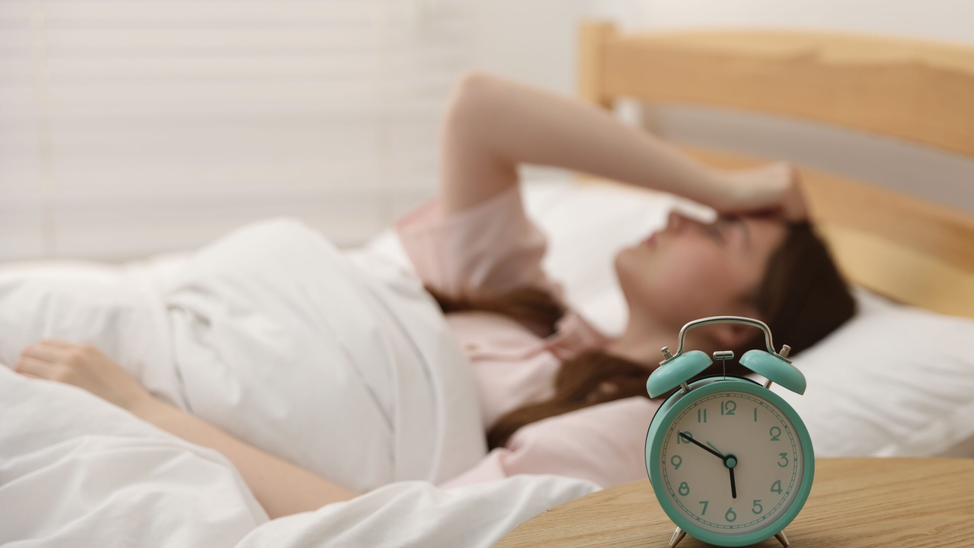 De ce weekendul îți poate da peste cap somnul pentru începutul săptămânii. Obiceiul care face diminețile de luni mai dificile