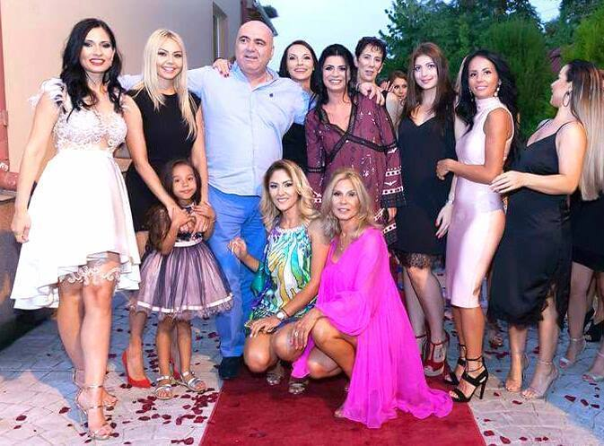 Viorel "Naşul", alături de Denisa Răducu şi de alţi apropiaţi