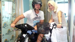 Liana Stanciu, intr-o fusta alba si transparenta, pe bicicleta! A dat o tura prin birou!