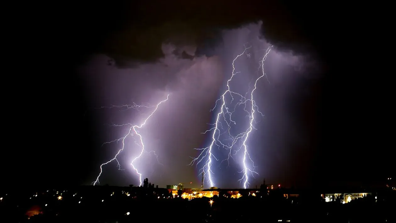 Cod portocaliu de grindină și vijelii în România! A fost emis mesaj RO-ALERT