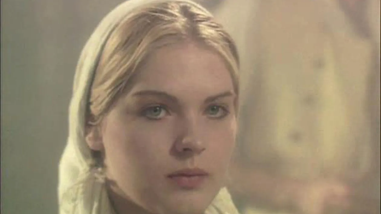 De nerecunoscut! Cum s-a transformat in ultimii 27 de ani Manuela Harabor, blonda din celebrul film Padureanca?