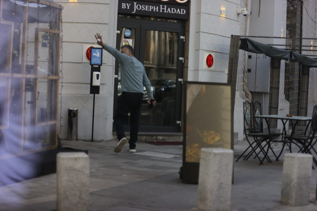 Joseph Hadad își salută un prieten, în drum spre retaurantul său (Foto: CANCAN.RO)