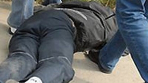 Socant! Rupt in bataie de un politist sub privire tatalui si a celor doi fii