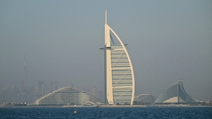 Aroganța supremă a unui influencer: s-a cazat în Burj Al Arab din Dubai. A plătit 20.500 de euro pe noapte, iar baia camerei l-a dat pe spate!