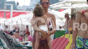 EBA are o colecţie impresionantă de costume de baie! Imagini incendiare cu fiica lui TRAIAN BĂSESCU la mare
