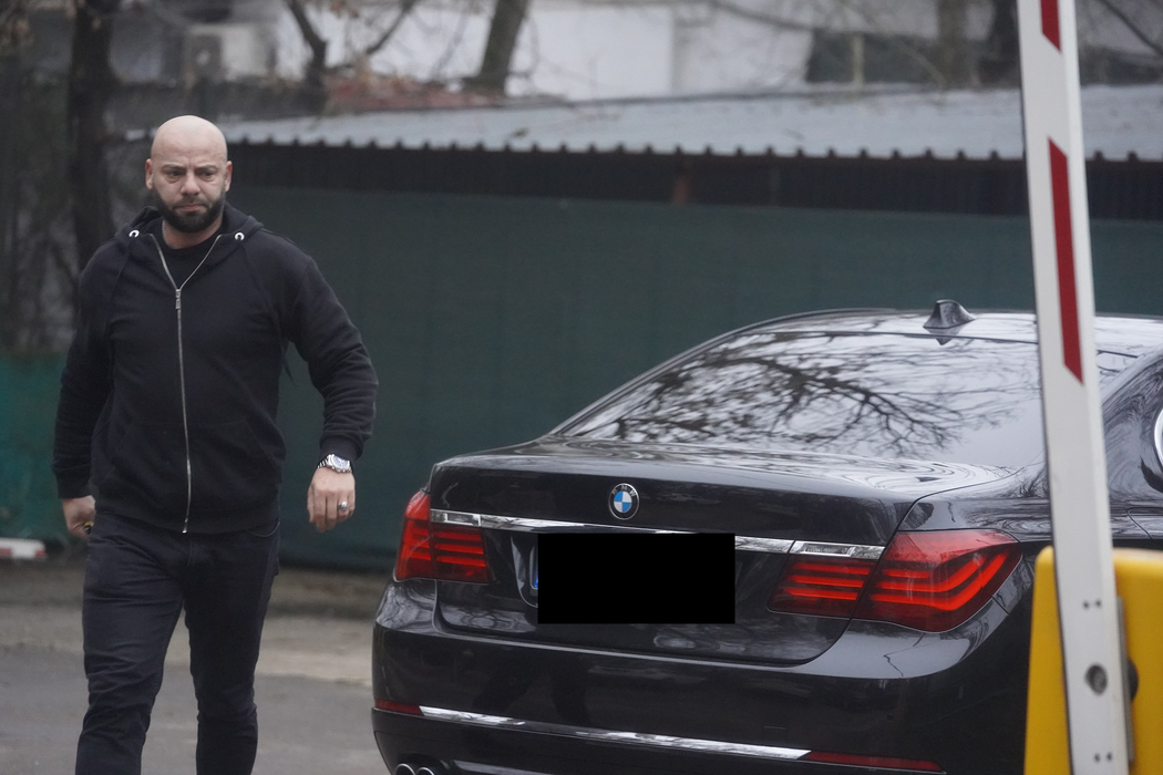 Cum își apără Giani Kiriță BMW-ul (Foto: CANCAN.RO)