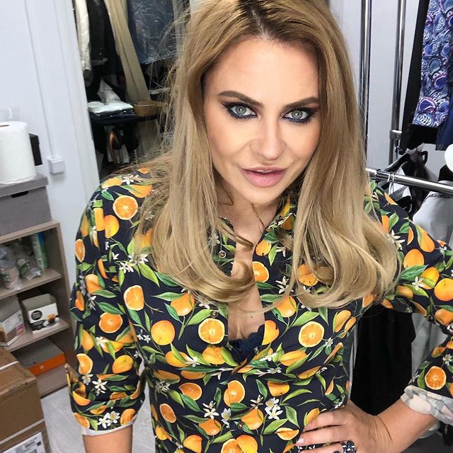 Adina Buzatu oferă "ponturi" despre logomanie și haine fake / Sursă foto: Instagram