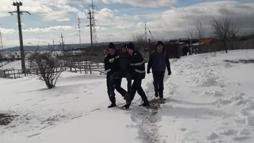 Intervenție grea în Mehedinți. Bărbat dus pe brațe de pompieri o jumătate de kilometru, pentru că drumul spre ambulanță era înzăpezit