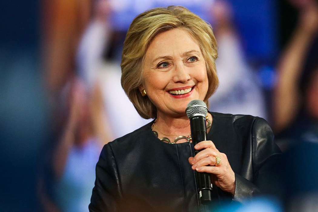 Mașina care o transporta pe Hillary Clinton, implicată într-un accident