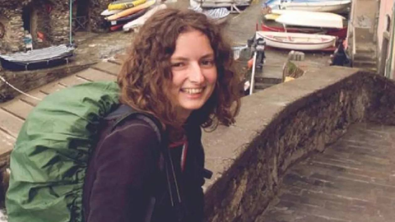 Și-a găsit sfârșitul din cauza unui selfie! O tânără a murit electrocutată pe un vagon de tren