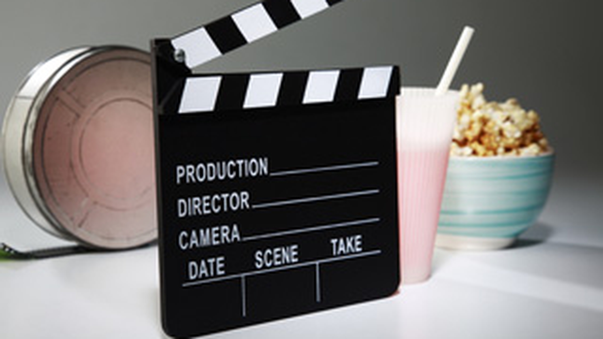 Romanii devin obezi la film! In doua zile, intr-un singur cinematograf se consuma 550 kg de floricele si 3.500 litri de suc!