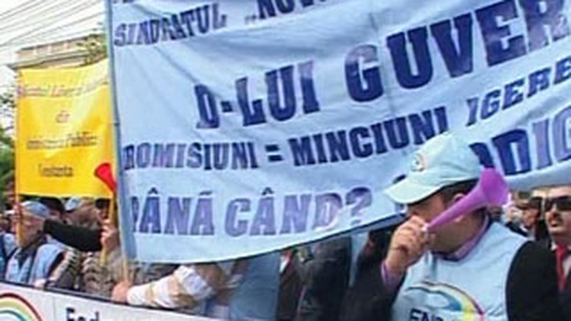 Sute de functionari publici picheteaza sediul guvernului