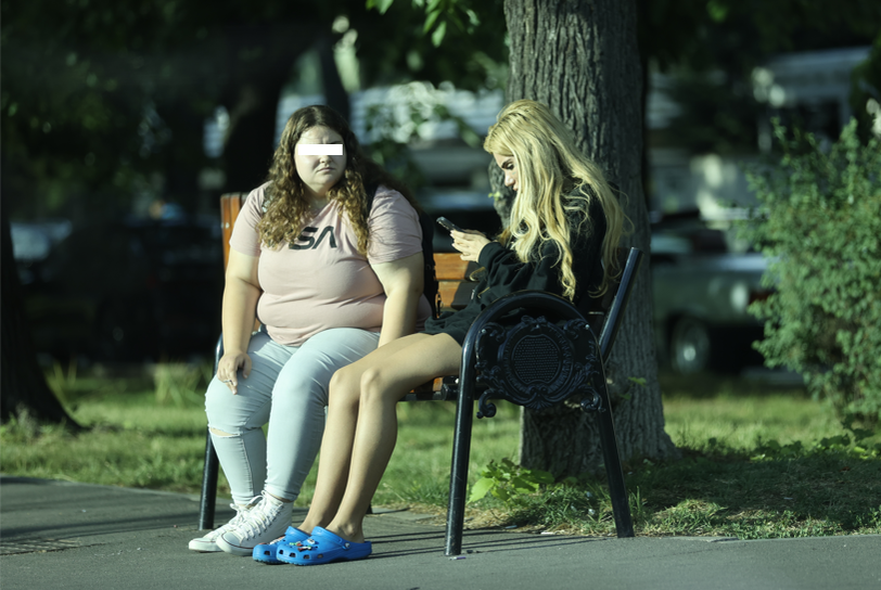 Bia Khalifa butonează telefonul, lângă prietena ei, în speranța că va "agăța" un Uber (Foto: CANCAN.RO)