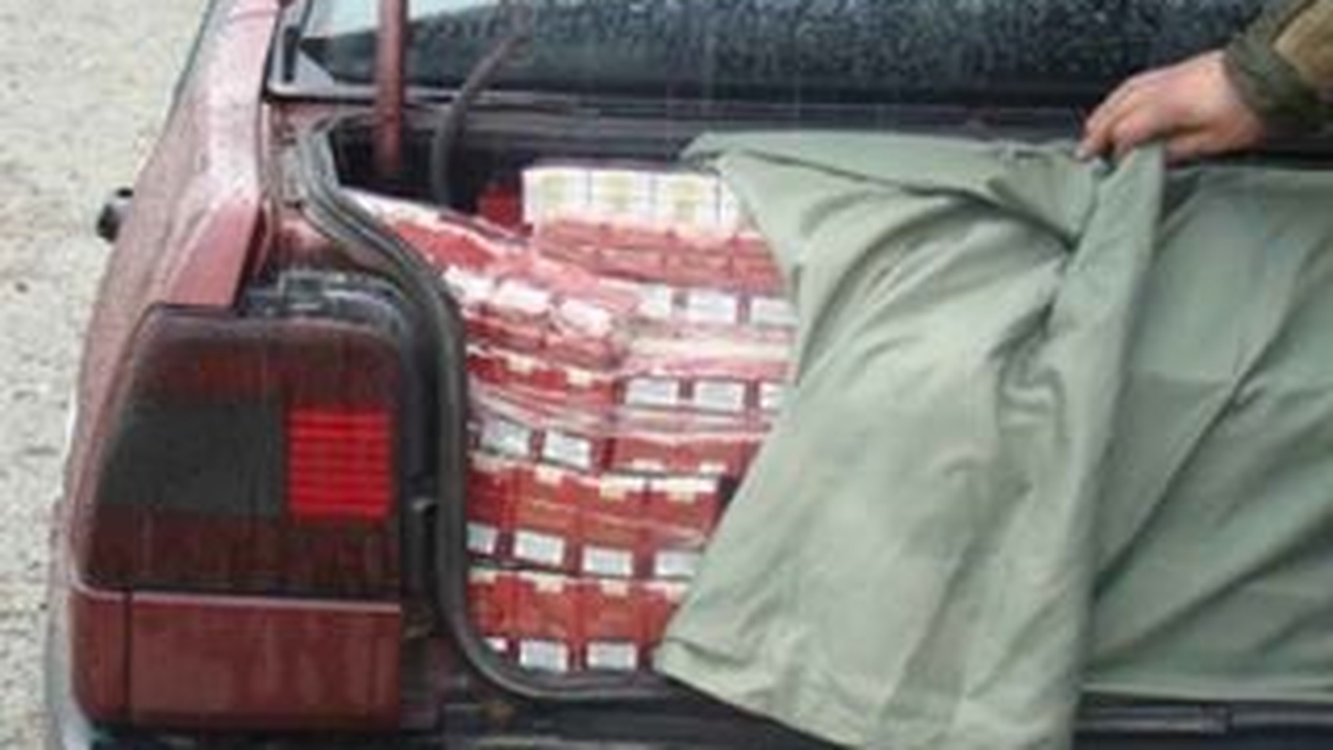 Patru contrabandisti au fost prinsi cu 400 de cartuse de tigari la Drobeta-Turnu Severin