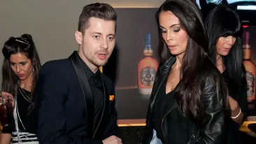 Isi iau copiii pe rand la mall! Adi Sana si Anca Serea se feresc sa iasa cu tot familionul la plimbare. Iata si motivul!