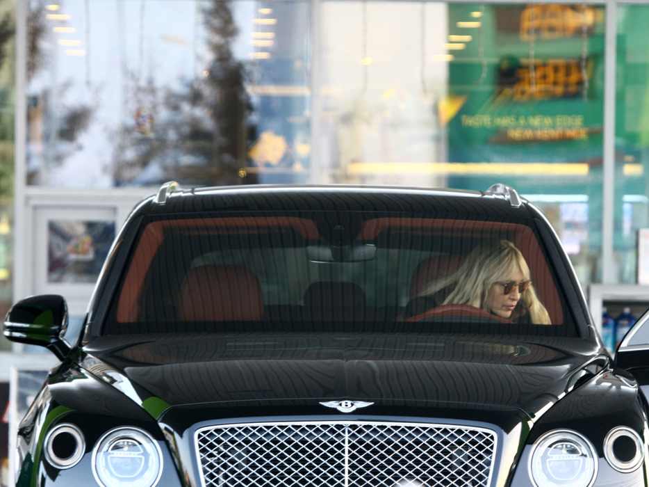 Maya, sexy directoarea de marketing, şi-a primit bolidul de lux după o lungă aşteptare