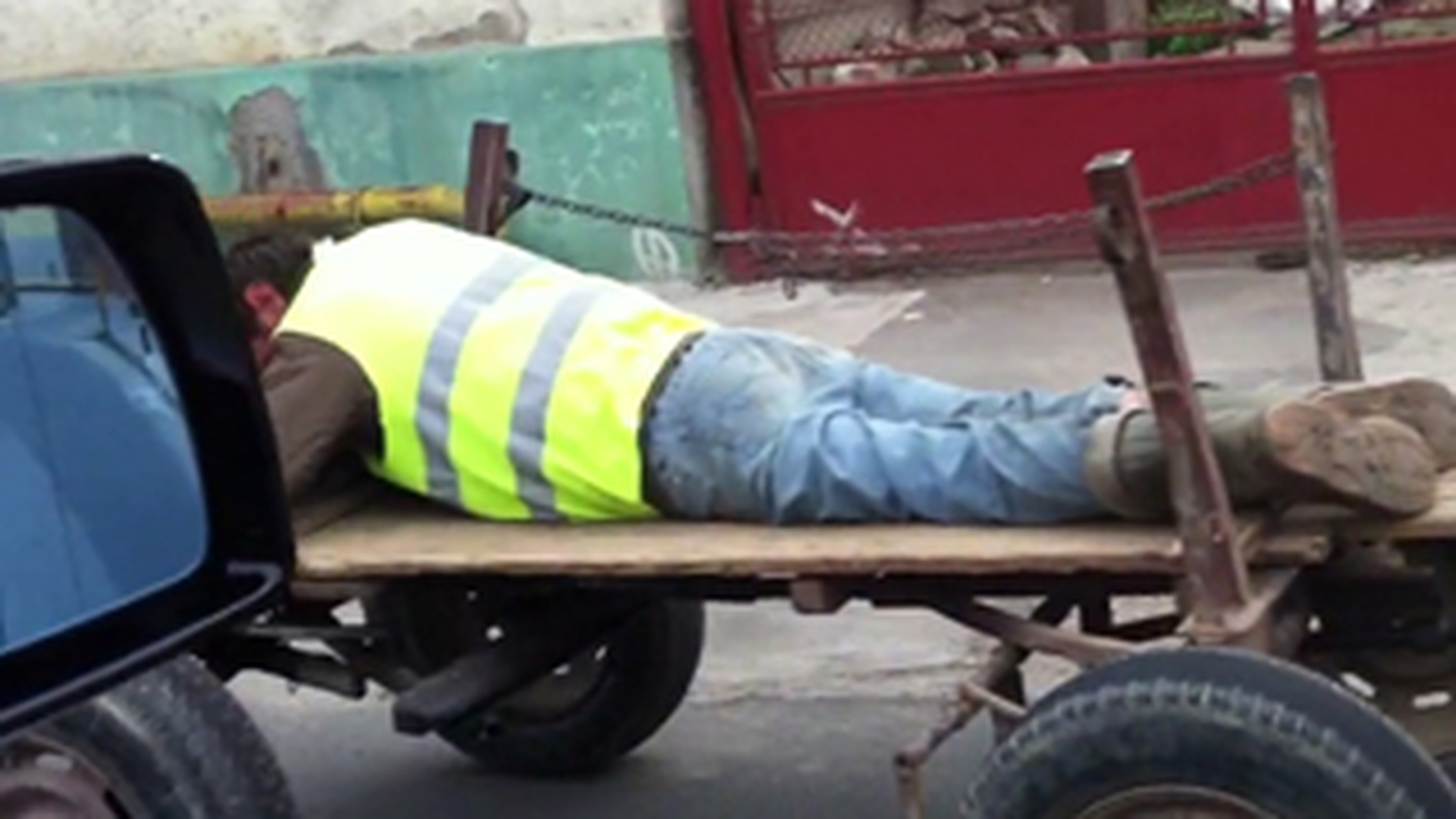 VIDEO Asta e cel mai smecher betiv din Romania! S-a imbatat manga, si-a pus magarul pe pilot automat si s-a culcat in caruta asteptand sa ajunga acasa!