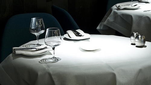 Un BĂRBAT s-a ÎMBOGĂŢIT după ce şi-a scos IUBITA la RESTAURANT. Ce a găsit în FARFURIE FOTO