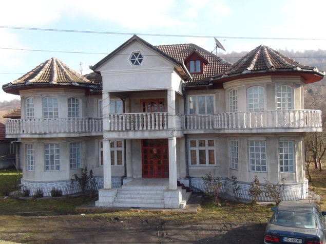 Cum arată palatul lui Nicolae Guță din Petroșani în care a investit două milioane de euro. FOTO